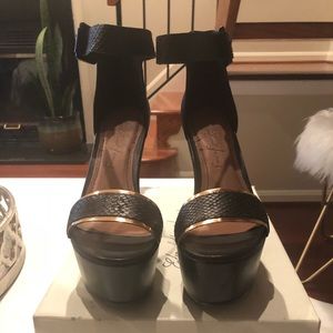 Elizabeth and James platforms